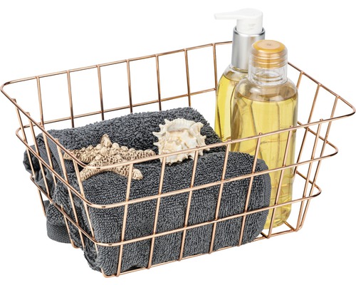 Metalldrahtkorb mit Handtuch, Seestern und Kosmetikprodukten