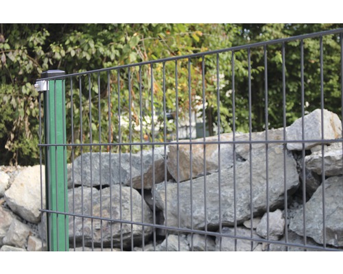 Doppelstabmattenzaun vor einer Steinmauer