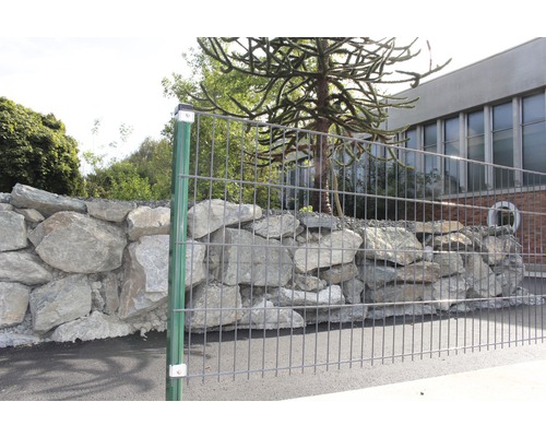 Doppelstabmattenzaun vor einer Steinmauer und einem Baum