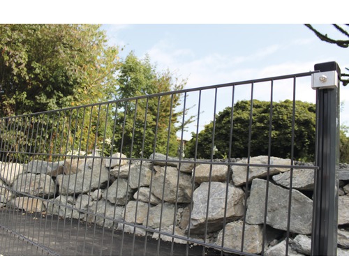 Doppelstabmattenzaun vor einer Steinmauer