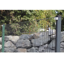 Doppelstabmattenzaun vor einer Steinmauer