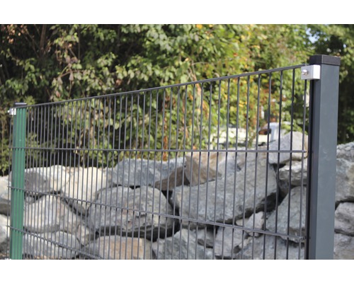 Doppelstabmattenzaun vor einer Steinmauer