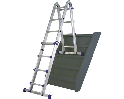 Mehrzweckleiter aus Aluminium im Treppenhaus