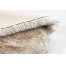 Detailansicht eines Kunstfellteppichs mit heller Unterseite