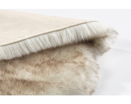 Detailansicht eines Kunstfellteppichs mit heller Unterseite