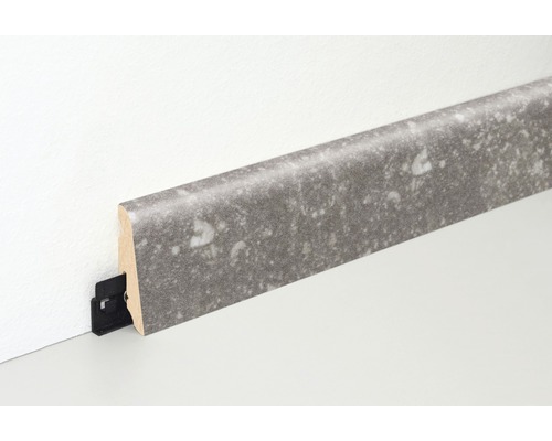 Fußleiste mit Befestigungsclip an einer Wand