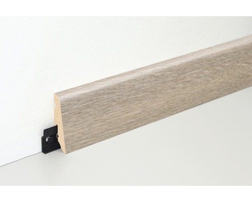 Sockelleiste aus Holz mit Clipmontage an der Wand
