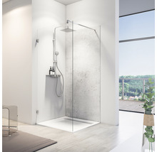Begehbare Dusche mit Duschwanne, Duscharmatur und Glaswand in einem hellen Badezimmer.