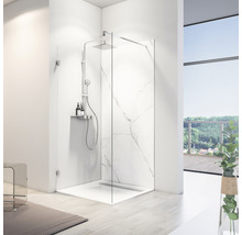 Begehbare Dusche mit Marmoroptik, Duscharmatur und Ablage im modernen Badezimmer.