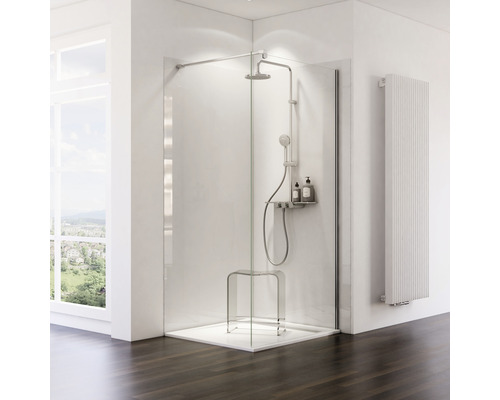 Duschkabine mit Duschhocker, Brausegarnitur und Handtuchwärmer in einem hellen Badezimmer.