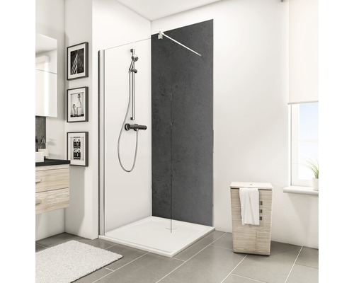 Duschkabine mit Duschwanne und Duscharmatur in einem Badezimmer