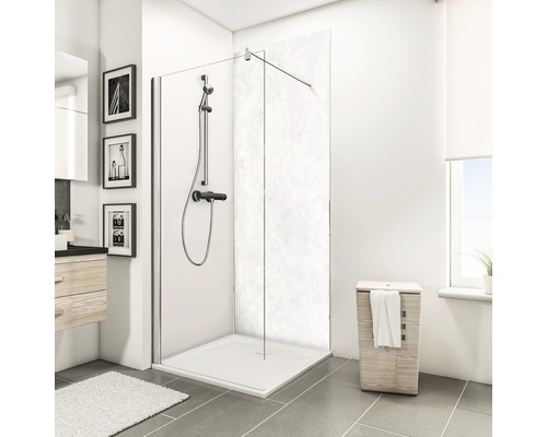 Badezimmer mit Duschkabine, Duschwanne und Waschtisch