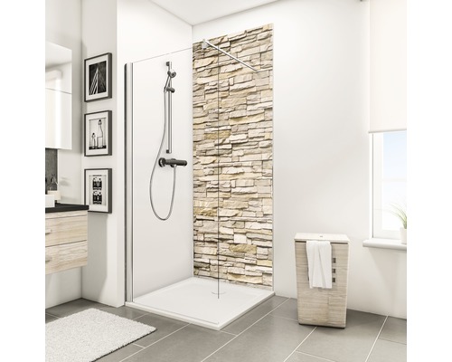 Begehbare Dusche mit Duschwanne und Rückwand mit Steinmuster