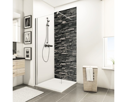 Badezimmer mit Duschkabine, Duschwanne, Duscharmatur und Wäschekorb