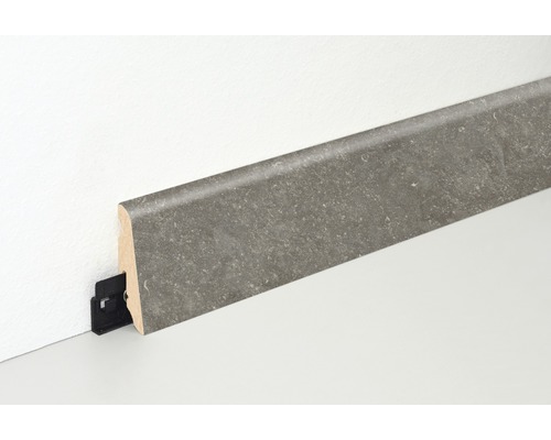 Sockelleiste mit Clip-Befestigung an einer Wand