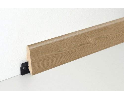 Sockelleiste mit Clipbefestigung an Wand und Boden.