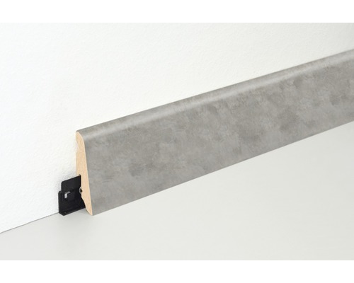 Sockelleiste mit Befestigungsclip an einer Wand