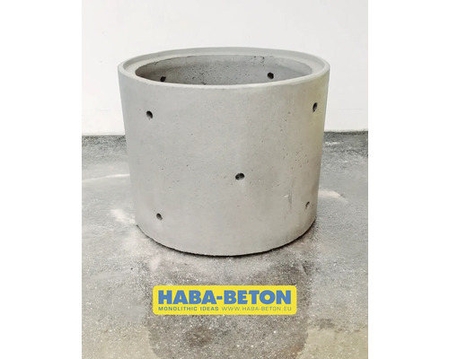 Betonschachtring mit Löchern