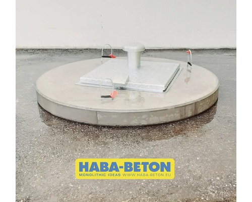 Runder Schacht mit Stahldeckel