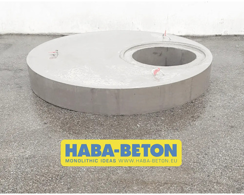 Runder Betonschacht mit einer Öffnung in der Mitte