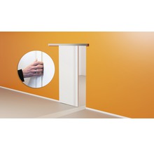 Weiße Schiebetür in einer Wand mit einer Hand, die die Tür hält.