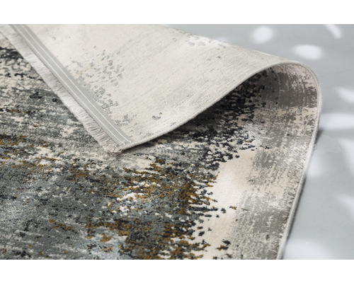 Teppich mit abstraktem Muster, gerollt dargestellt