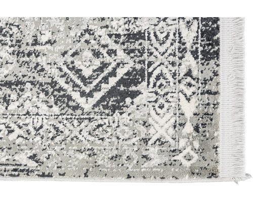 Detailansicht eines gemusterten Teppichs mit Fransen