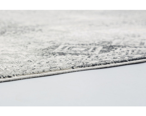 Detailansicht eines grauen Teppichs mit Muster