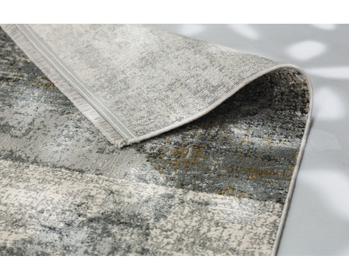 Grauer Teppich mit abstraktem Muster