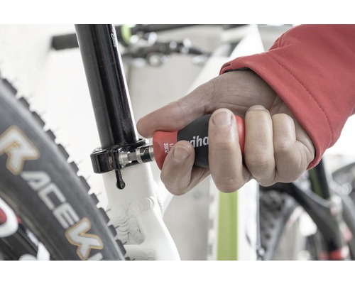 Ein Mann benutzt einen Wiha Schraubendreher an einem Fahrrad.