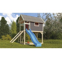 Spielhaus mit Rutsche, Kletterwand und Sandkasten im Garten