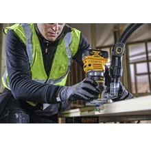 Handwerker bei der Arbeit mit einer Oberfräse von DeWalt an einem Holzstück.