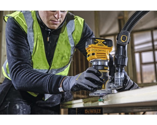 Handwerker bei der Arbeit mit einer Oberfräse von DeWalt an einem Holzstück.
