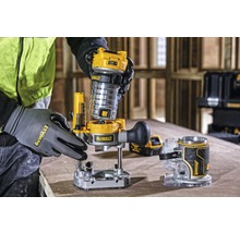 Person montiert eine DeWalt Akku-Oberfräse auf einer Werkbank