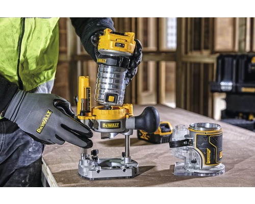 Person montiert eine DeWalt Akku-Oberfräse auf einer Werkbank