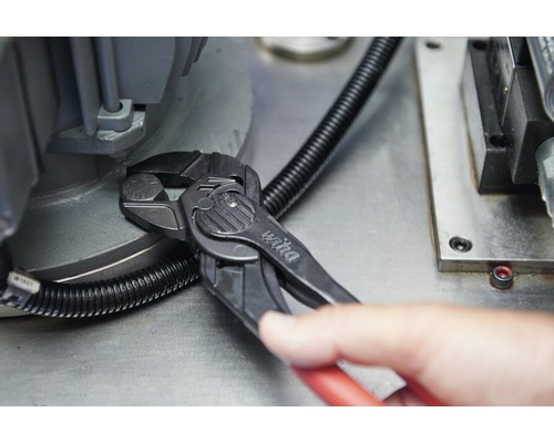 Wiha Logo. Eine Crimpzange wird verwendet, um eine Schraube festzuziehen.