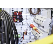 Elektroinstallationsszene mit Werkzeug, Kabel und Schraubendreher