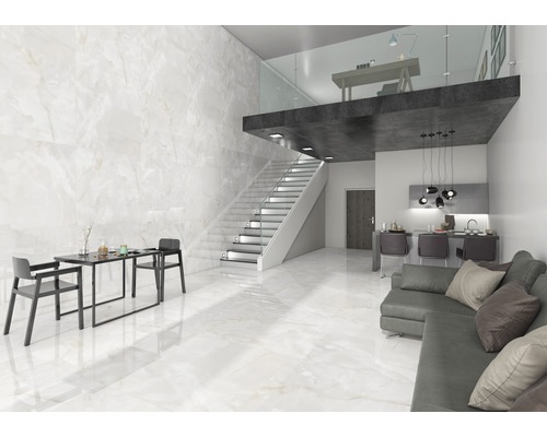 Heller Wohnraum mit Marmorfliesen, Treppe, Esstisch und Sofa