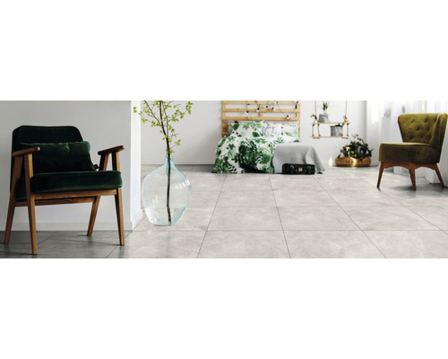 Einladender Wohnraum mit Fliesenboden, Sessel und Bett