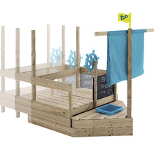 Spielplatzgerät aus Holz im Design eines Schiffes mit Steuerrad, Flagge und Maltafel