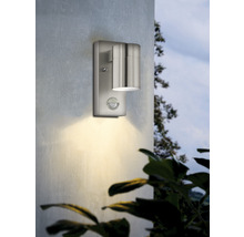 Außenwandleuchte mit Bewegungsmelder an einer Wand