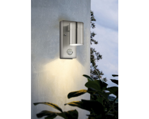 Außenwandleuchte mit Bewegungsmelder an einer Wand