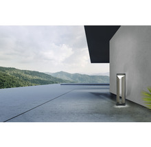 Moderne Aussenleuchte aus Metall vor einer Berglandschaft