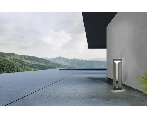 Moderne Aussenleuchte aus Metall vor einer Berglandschaft