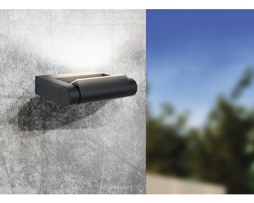 Schwarze LED Wandleuchte an einer Betonwand