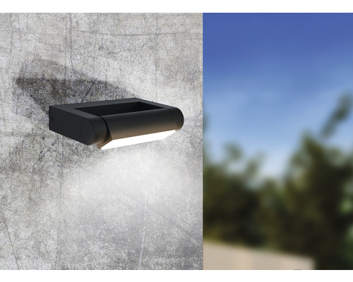 Quadratische Außenwandleuchte an einer Wand