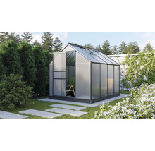 Gewächshaus mit Polycarbonatplatten im Garten