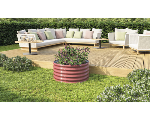 Hochbeet klassisch 401 Vita rund 82,1 x 82,1 x 40,1 cm rubin Hochbeet aus Metall mit Bepflanzung auf einer Terrasse mit Gartenmöbeln