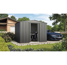 Metall Gerätehaus mit offenem Tor, Motorroller, Auto im Hintergrund