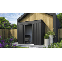 Metall Gerätehaus mit geöffneter Schiebetür im Garten